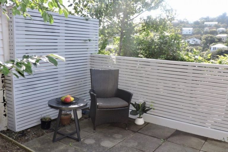 Photo of property in 30 Tiketike Way, Brooklyn, Wellington, 6021