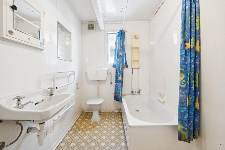 Photo of property in 2 Eden Street, Island Bay, Wellington, 6023