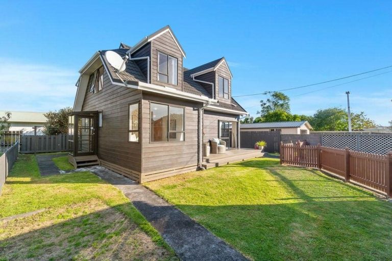 Photo of property in 16 Taikata Road, Te Atatu Peninsula, Auckland, 0610