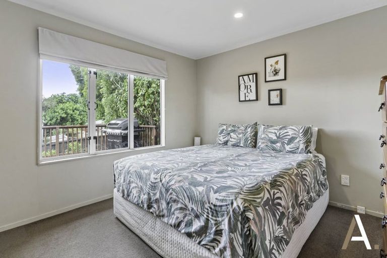 Photo of property in 42 Banyan Drive, Totara Heights, Auckland, 2105