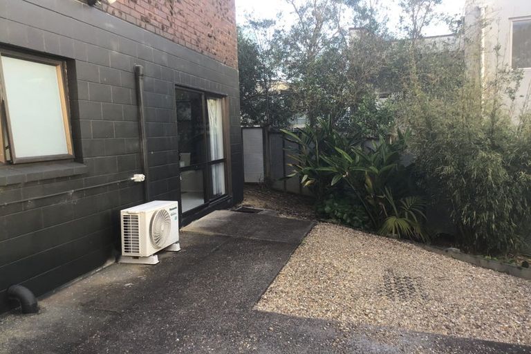 Photo of property in 25 Tobruk Crescent, Milford, Auckland, 0620