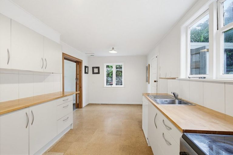 Photo of property in 14 Cave Road, Houghton Bay, Wellington, 6023