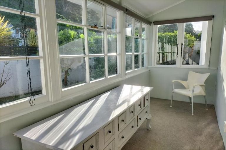 Photo of property in 281 Queens Drive, Lyall Bay, Wellington, 6022