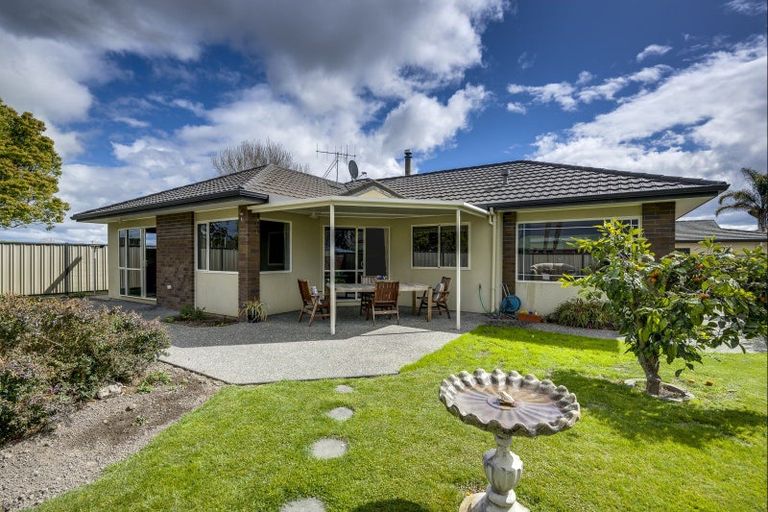 Photo of property in 19 Addington Place, Taradale, Napier, 4112