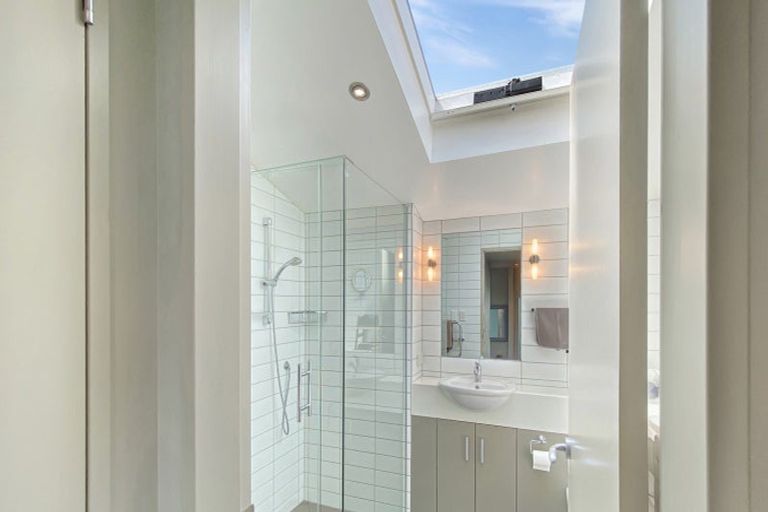 Photo of property in 2/23 Seapoint Road, Bluff Hill, Napier, 4110