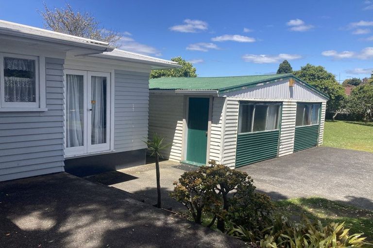 Photo of property in 99 Gloria Avenue, Te Atatu Peninsula, Auckland, 0610