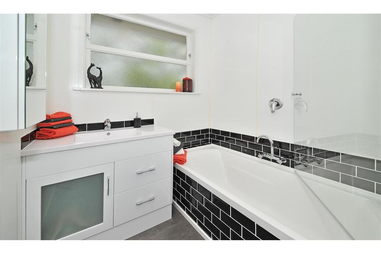 Photo of property in 2/51 Eddowes Street, Manurewa, Auckland, 2102