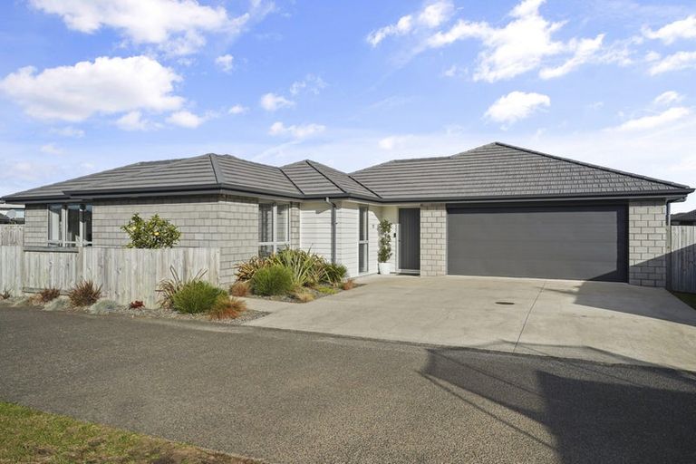 Photo of property in 37 Kahuparere Crescent, Pyes Pa, Tauranga, 3112