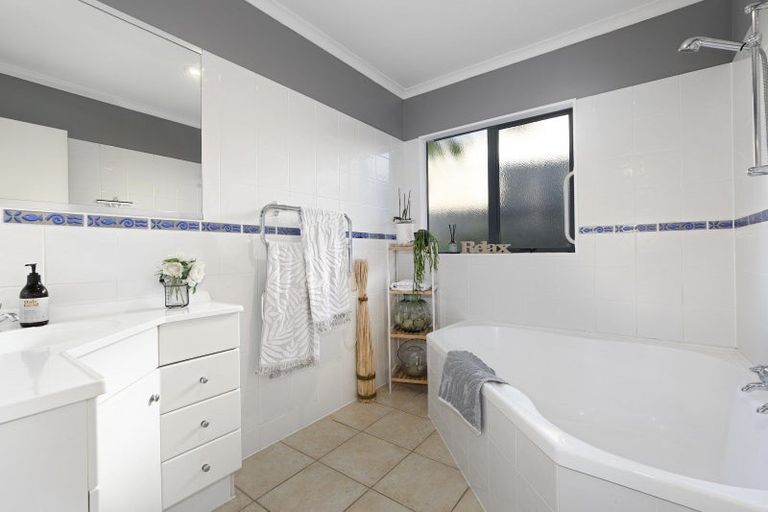 Photo of property in 1 Lysaght Place, Welcome Bay, Tauranga, 3112