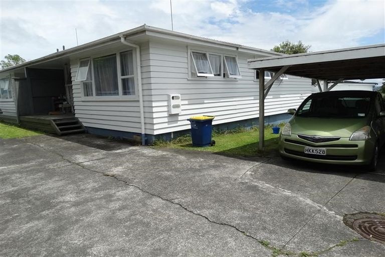 Photo of property in 17 Denver Avenue, Sunnyvale, Auckland, 0612