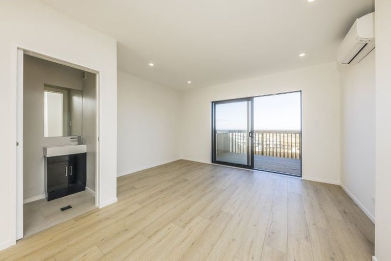 Photo of property in 23 Crestview Rise, Papakura, 2110