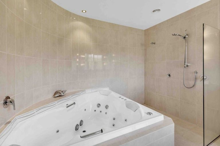 Photo of property in 27 Pohutukawa Drive, Levin, 5571