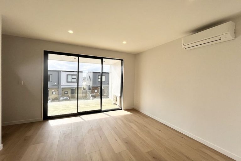 Photo of property in 13 Heketara Way, Massey, Auckland, 0614