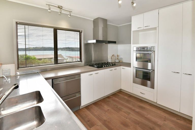 Photo of property in 18 Melandra Road, Stanmore Bay, Whangaparaoa, 0932