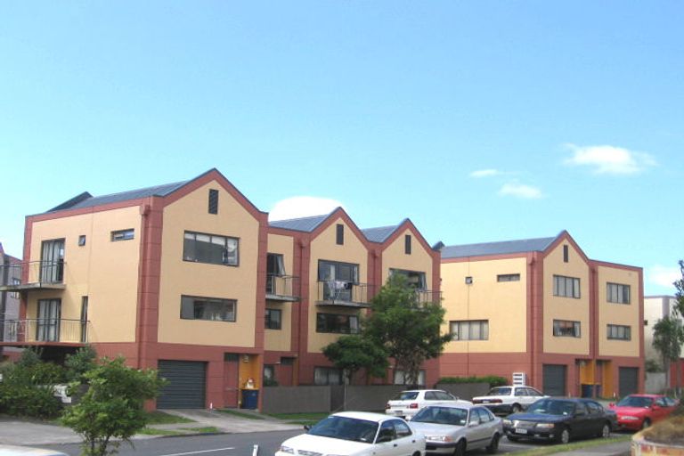 Photo of property in Krisley Court, 17/6 Ambrico Place, New Lynn, Auckland, 0600