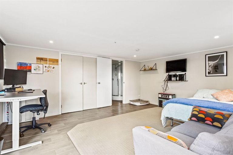 Photo of property in 27 Gill Avenue, Te Atatu Peninsula, Auckland, 0610