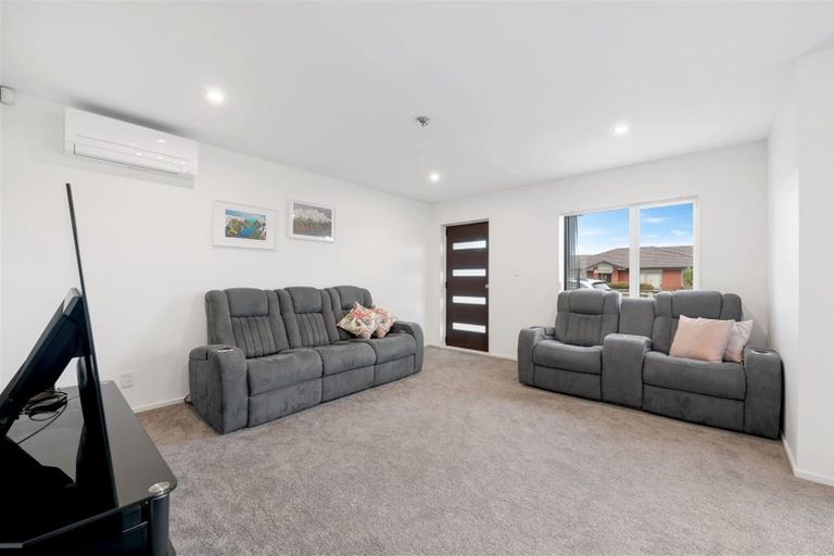 Photo of property in 16 John Broad Place, Flat Bush, Auckland, 2019
