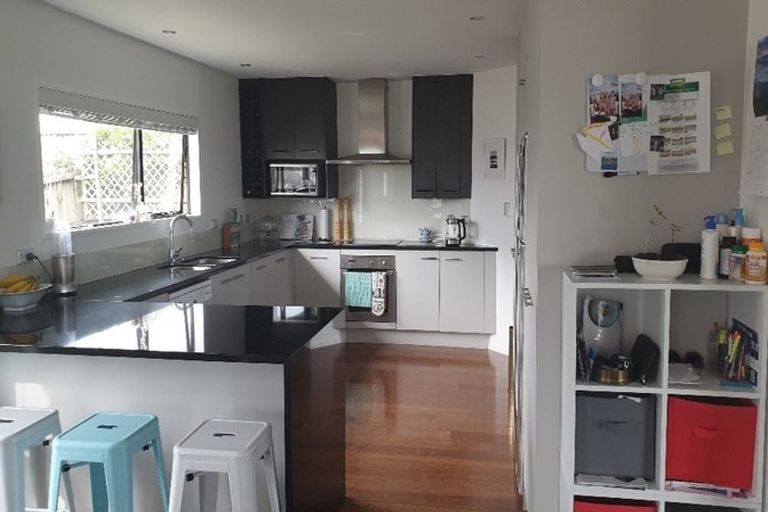 Photo of property in 1/186 East Coast Road, Forrest Hill, Auckland, 0620
