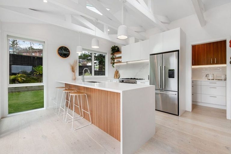 Photo of property in 10 Pohutukawa Avenue, Red Beach, 0932