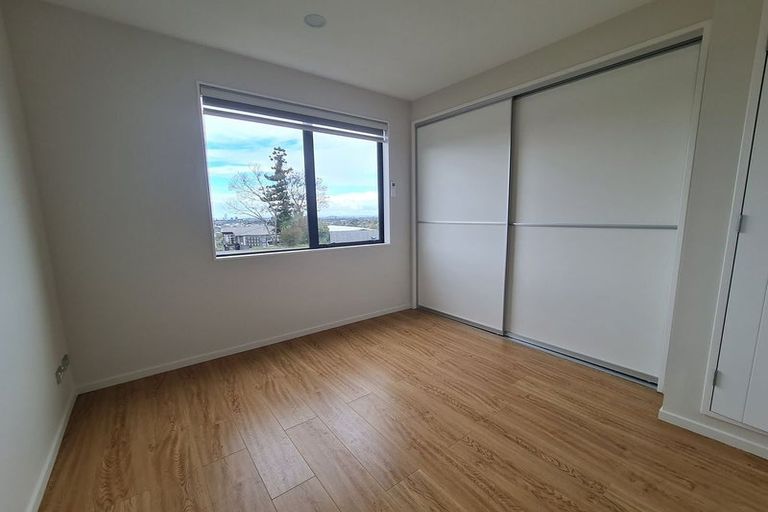 Photo of property in 3/532 Glenfield Road, Glenfield, Auckland, 0629