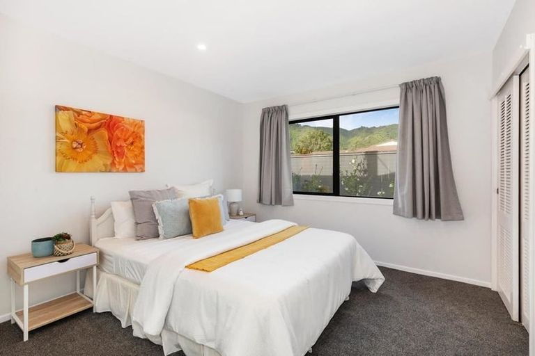 Photo of property in 31 Rewarewa Crescent, Waikanae, 5036