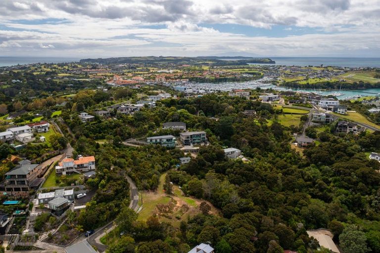 Photo of property in 81 Roberts Road, Matakatia, Whangaparaoa, 0930