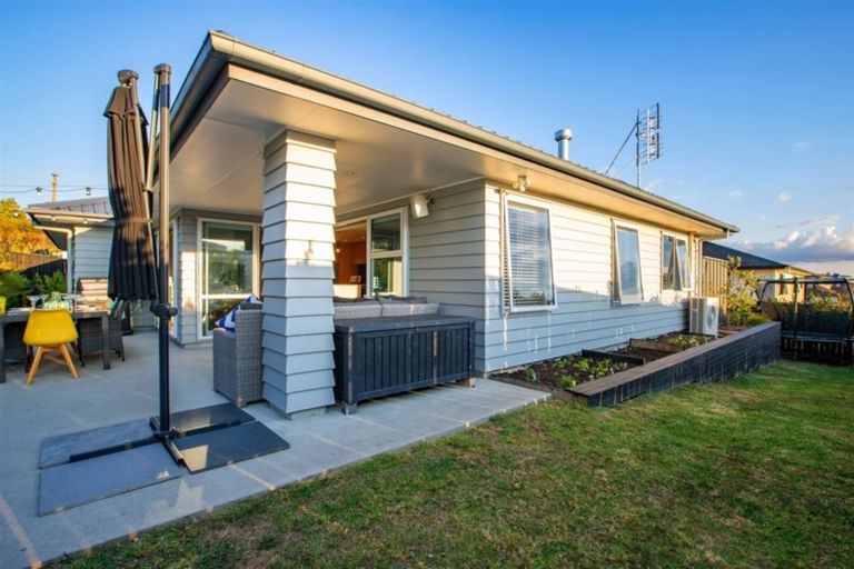 Photo of property in 14 Kahu Close, Orewa, 0931