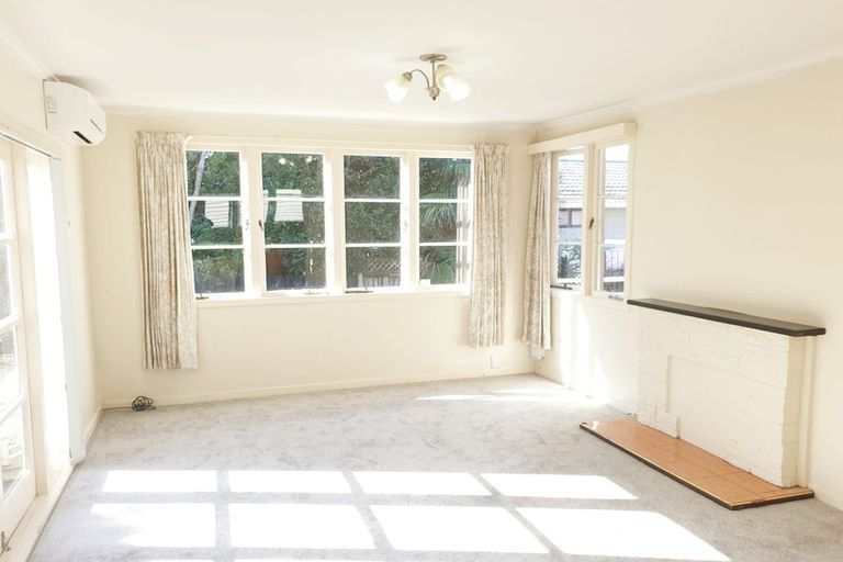 Photo of property in 1/64 Hogans Road, Glenfield, Auckland, 0629