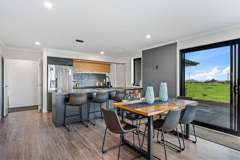 Photo of property in 2712 South Head Road, South Head, Helensville, 0874