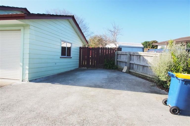 Photo of property in 8 Katrina Place, Massey, Auckland, 0614