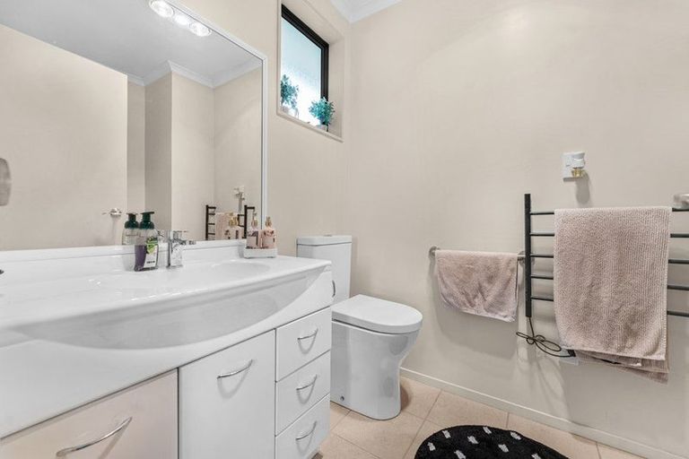 Photo of property in 4 Fairford Avenue, Henderson, Auckland, 0612