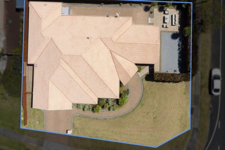 Photo of property in 1 Faldo Drive, Golflands, Auckland, 2013