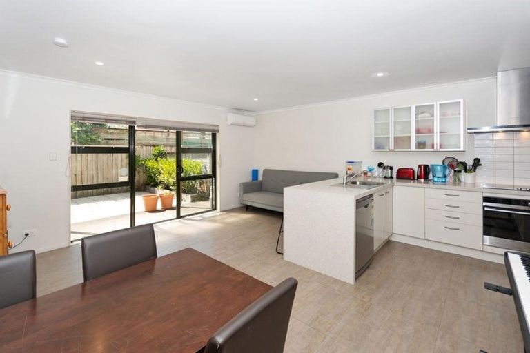 Photo of property in 10/17 Harbour View Road, Te Atatu Peninsula, Auckland, 0610