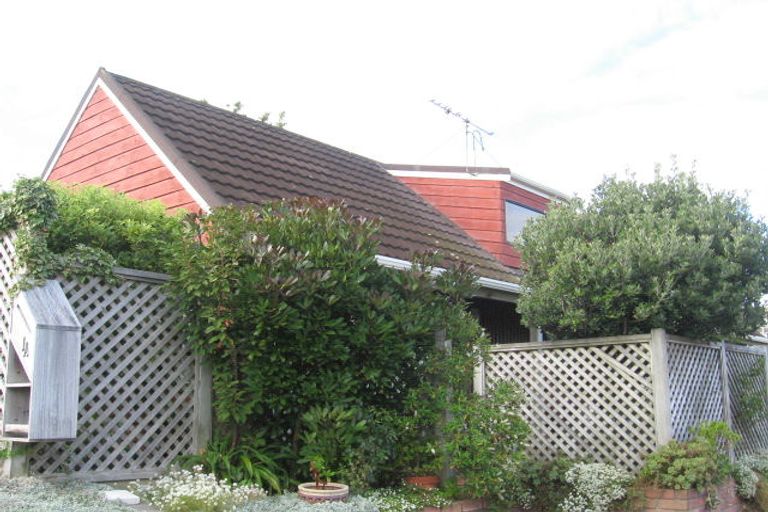 Photo of property in 1a Teme Way, Island Bay, Wellington, 6023