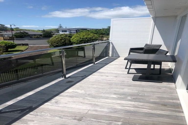 Photo of property in 5b Catherine Crescent, Moturoa, New Plymouth, 4310