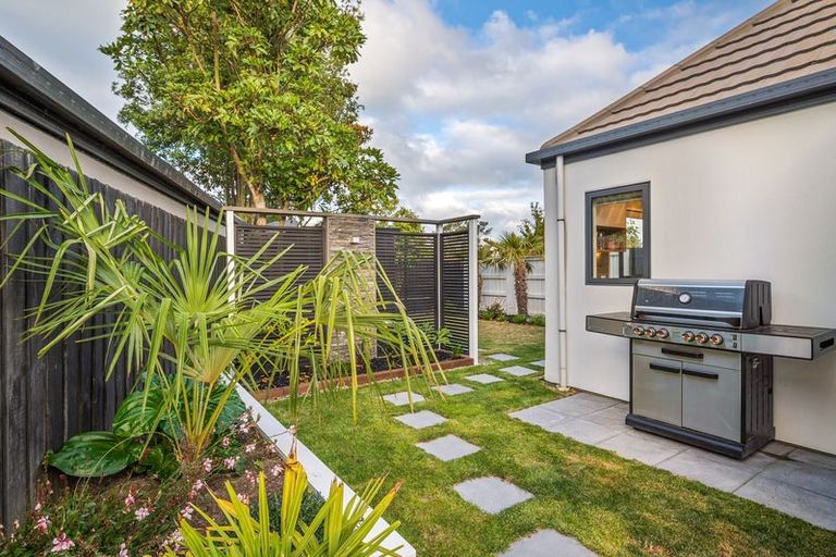 Photo of property in 3 Fieldmoor Place, Parklands, Christchurch, 8083