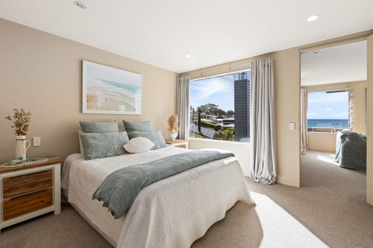 Photo of property in 12 Chelverton Terrace, Red Beach, 0932