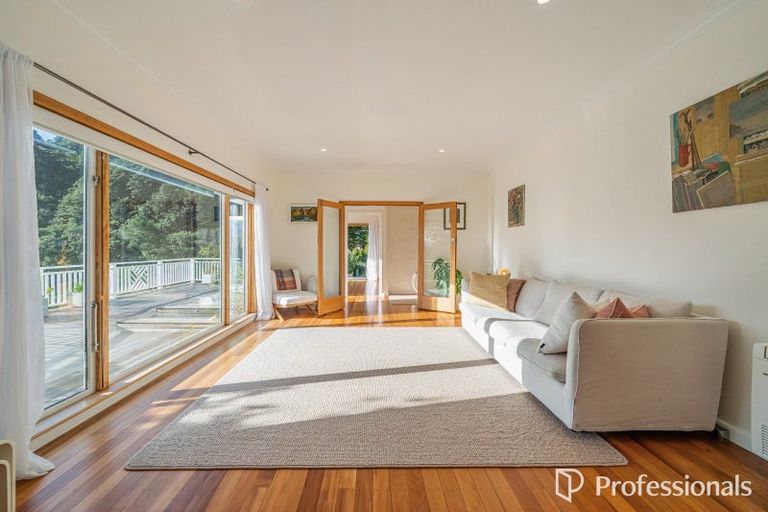 Photo of property in 31 Walter Road, Lowry Bay, Lower Hutt, 5013