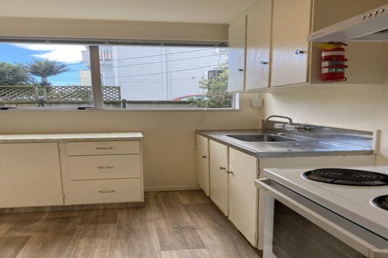 Photo of property in 5 Hawker Street, Mount Victoria, Wellington, 6011