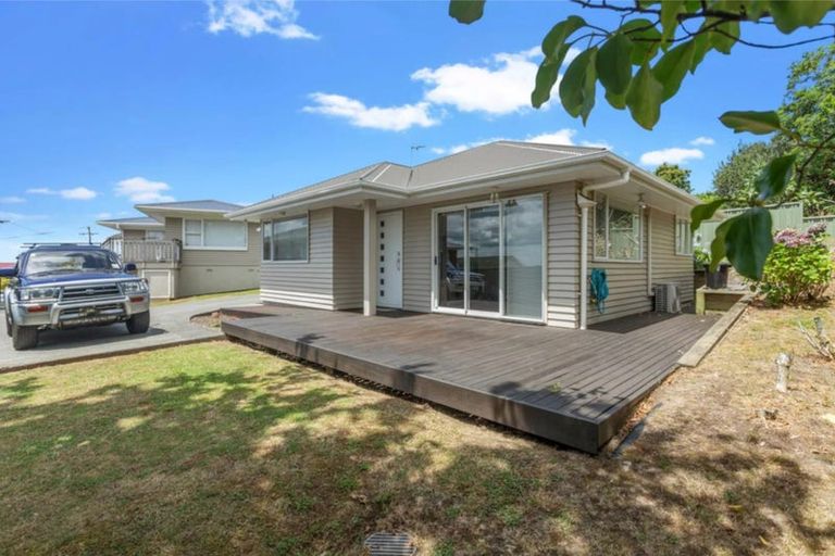 Photo of property in 11 Fairlea Road, Te Atatu South, Auckland, 0610