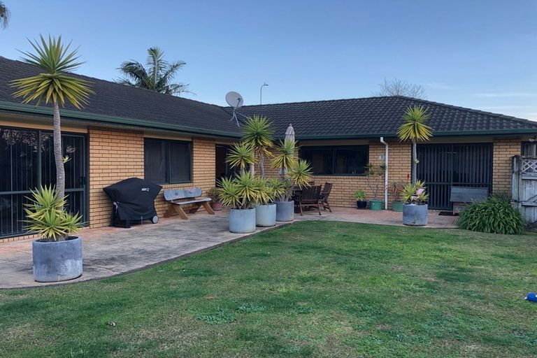 Photo of property in 91 Moyrus Crescent, East Tamaki Heights, Auckland, 2016