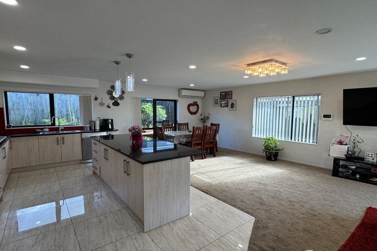 Photo of property in 14a Pipitea Place, Massey, Auckland, 0614