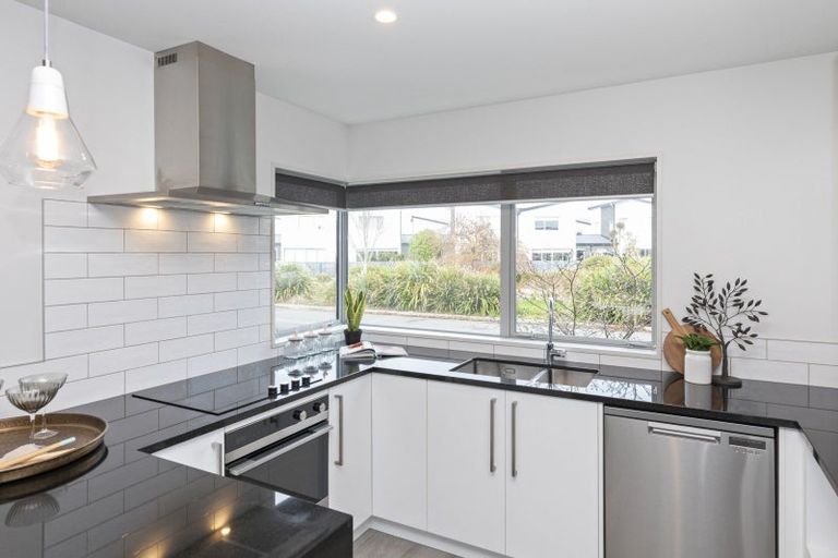 Photo of property in 22 Menin Gate Crescent, Broomfield, Christchurch, 8042