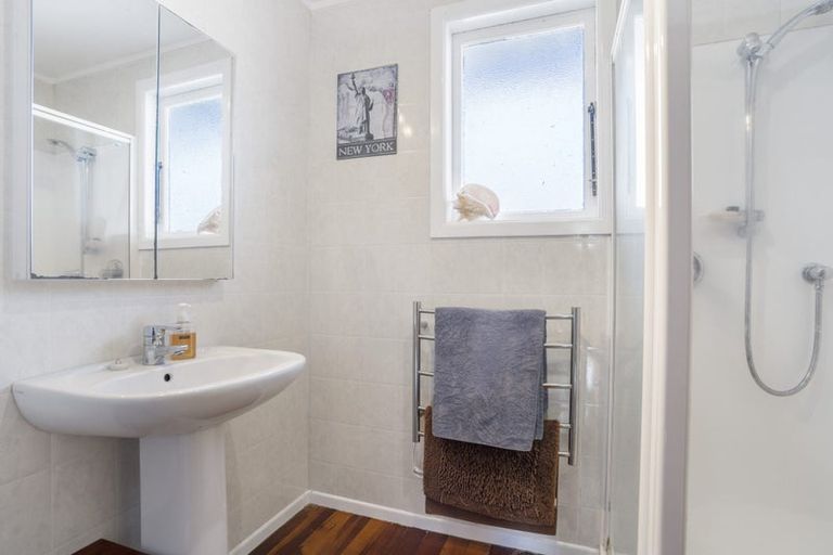 Photo of property in 14 Karamu Street, Te Atatu Peninsula, Auckland, 0610