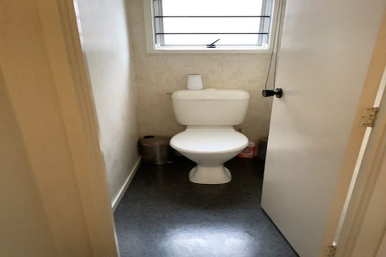 Photo of property in 1/8 Pupuke Road, Hillcrest, Auckland, 0627