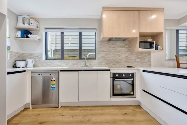 Photo of property in 9d Kingdale Road, Henderson, Auckland, 0610