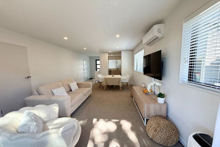 Photo of property in 9 Korowha Place, New Lynn, Auckland, 0600