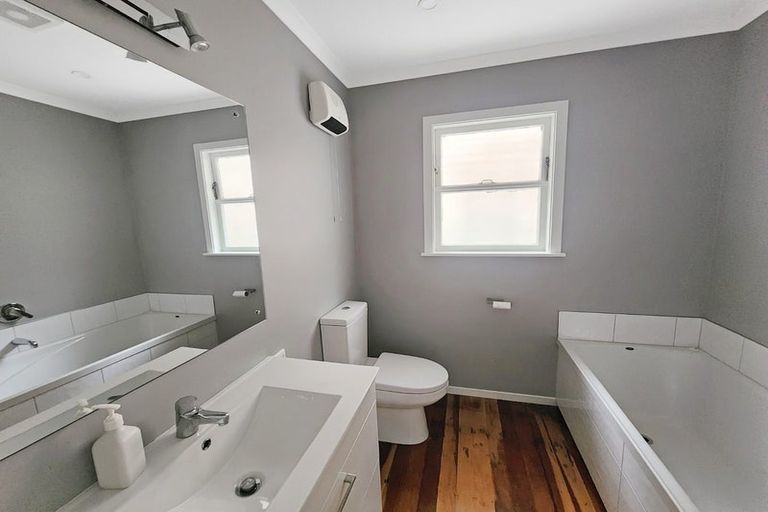 Photo of property in 34 Sheridan Terrace, Johnsonville, Wellington, 6037