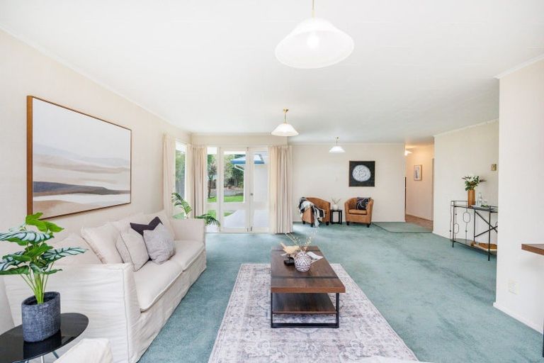 Photo of property in 17 Chilton Grove, Hokowhitu, Palmerston North, 4410