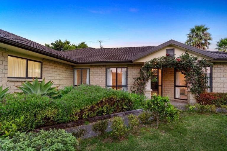 Photo of property in 6 English Oak Drive, Schnapper Rock, Auckland, 0632